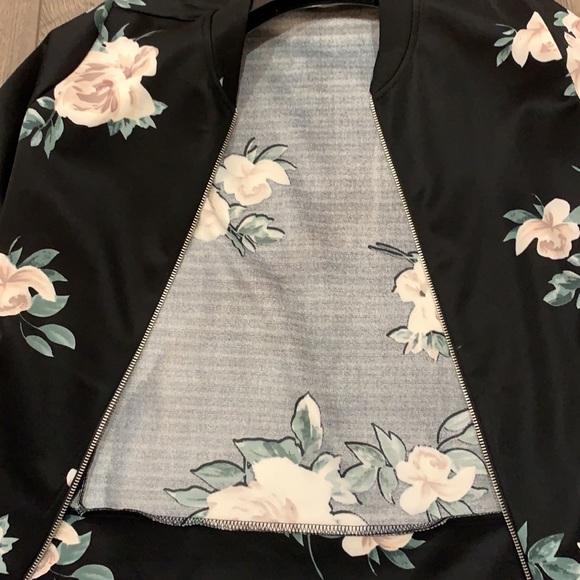 Zip up jacket with flower design all around - Picture 2 of 2